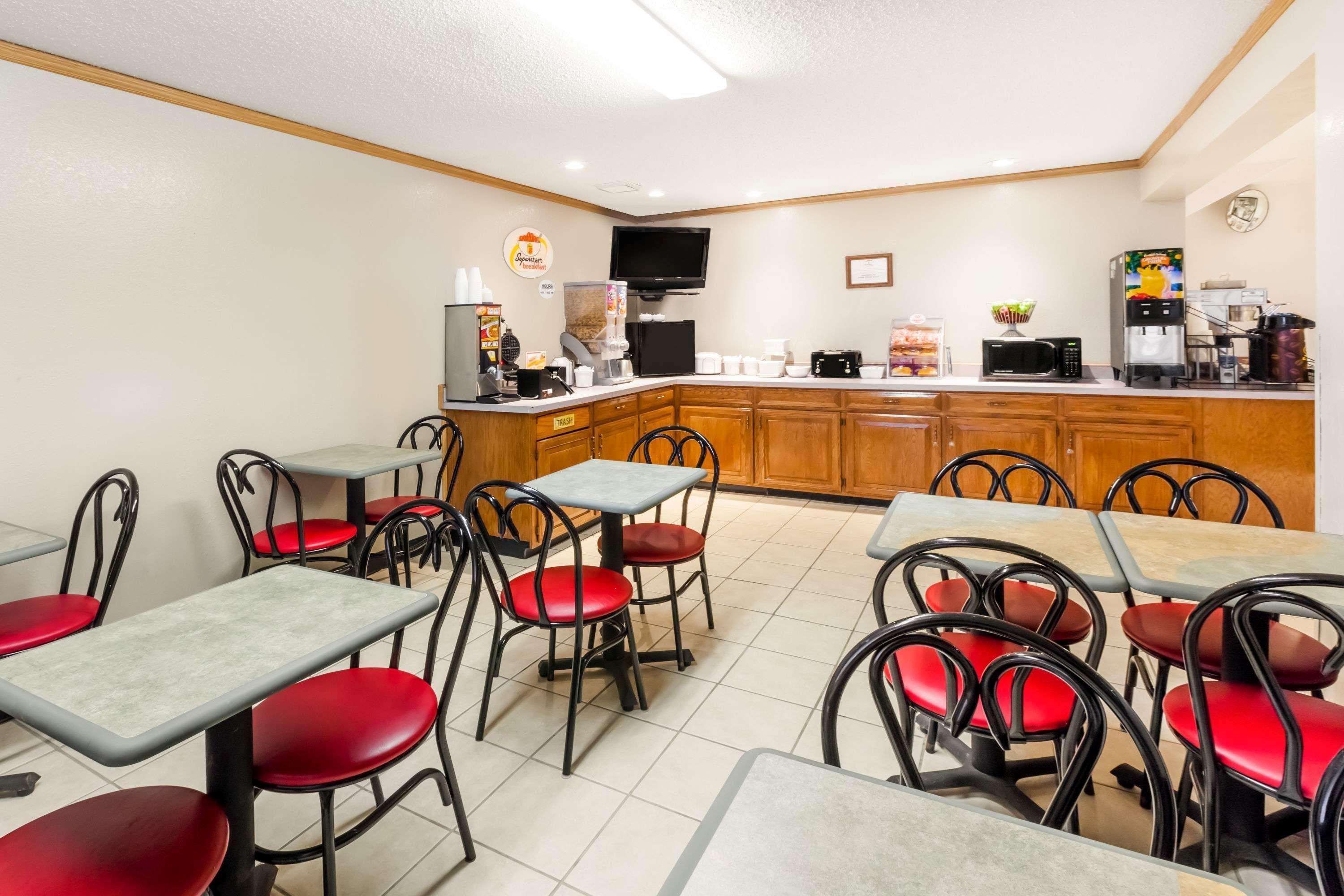 Super 8 By Wyndham Ionia Mi Hotel Buitenkant foto