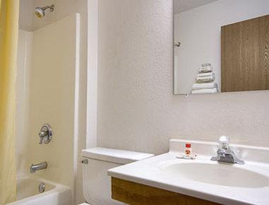 Super 8 By Wyndham Ionia Mi Hotel Buitenkant foto